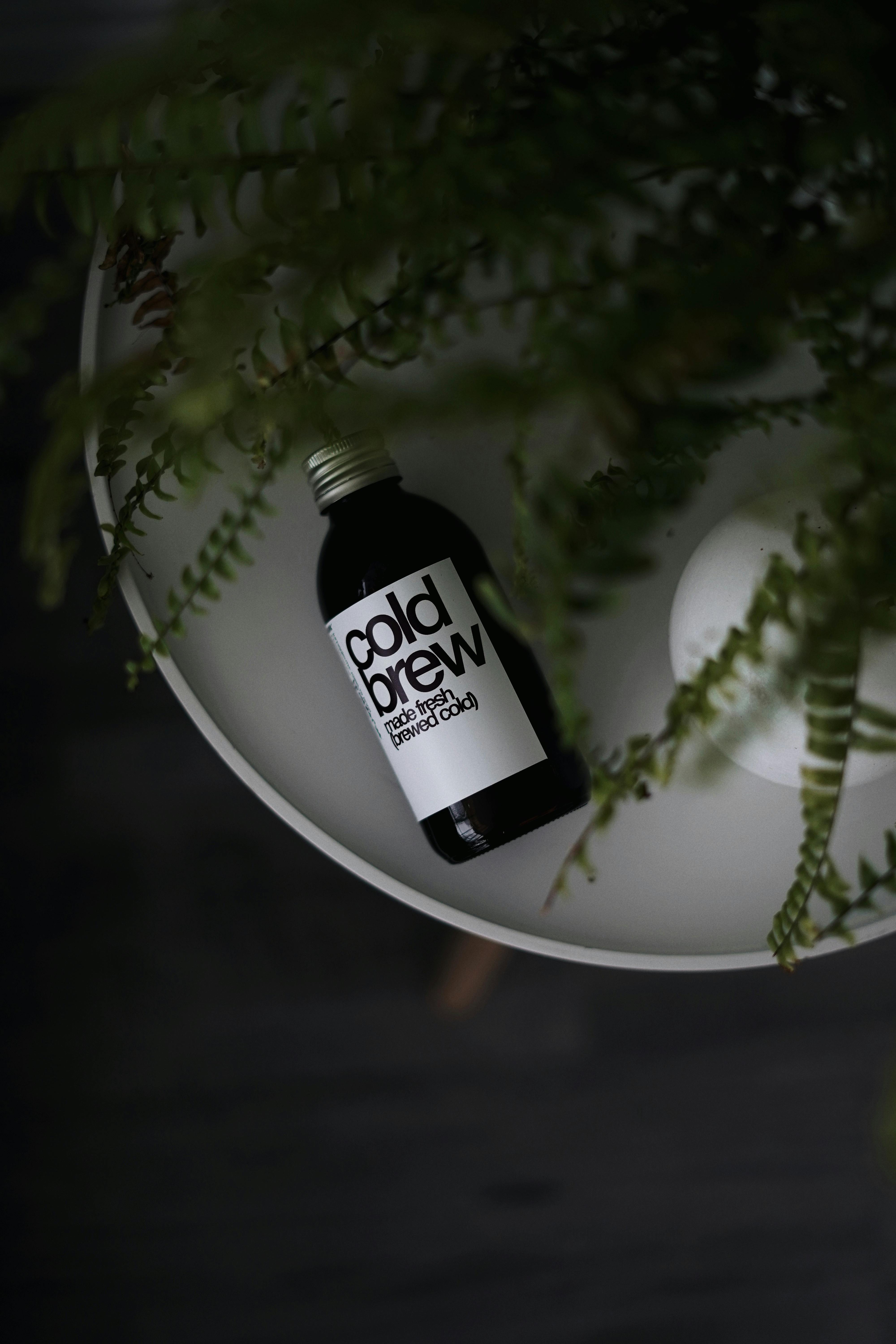 Cold Brew Kaffee Glas mit Eiswürfeln